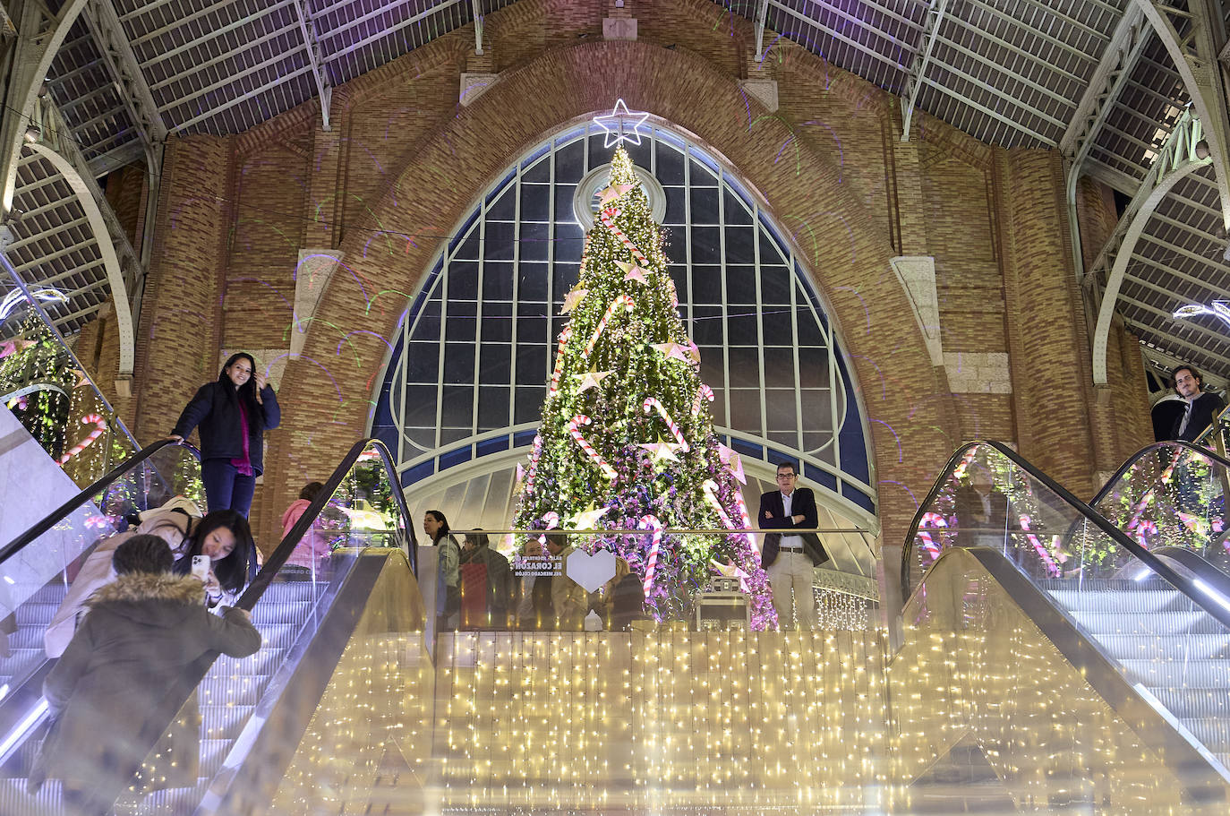 El Mercado de Colón de Valencia enciende las luces de Navidad