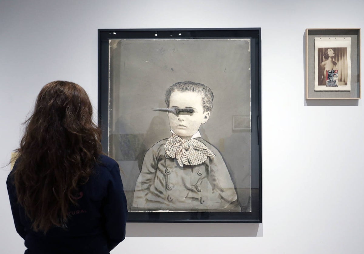 Una mujer contempla una de las obras de la muestra.