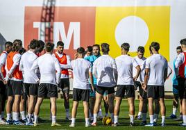 Baraja, dando instrucciones en un entrenamiento.