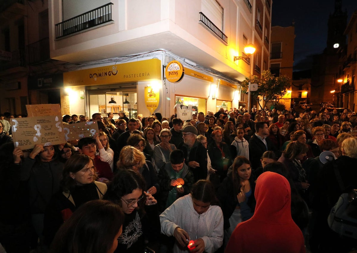 Imagen secundaria 1 - Cientos de personas en la concentración en Sagunto, algunos portando velas y pancartas, y el dolor en el rostro de los conocidos de la víctima.