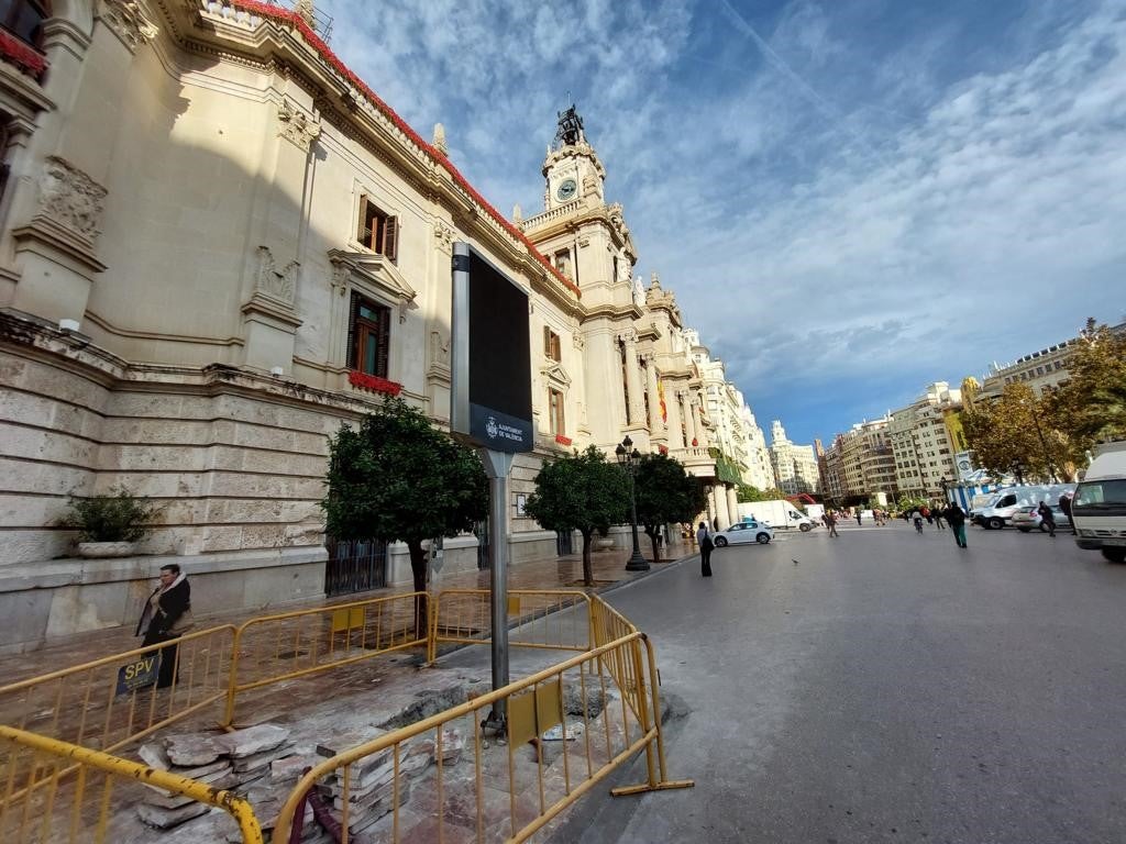 Uno de los 'mupis', instalado ya en la esquina del Ayuntamiento.