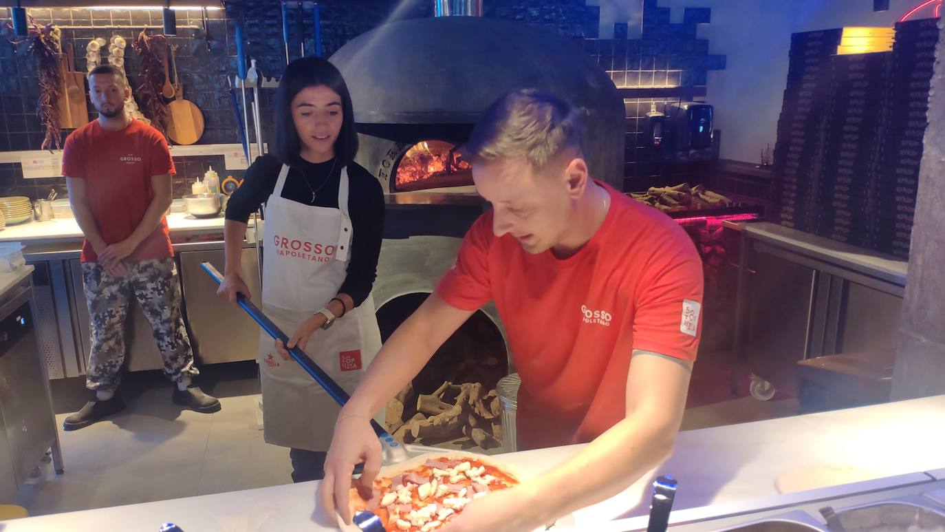 Los invitados a la inauguración del local han podido hacer sus propias pizzas.