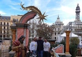 Los artistas José Luis Ceballos y Francisco Sanabria, junto a Pepe Puche, en el centro.