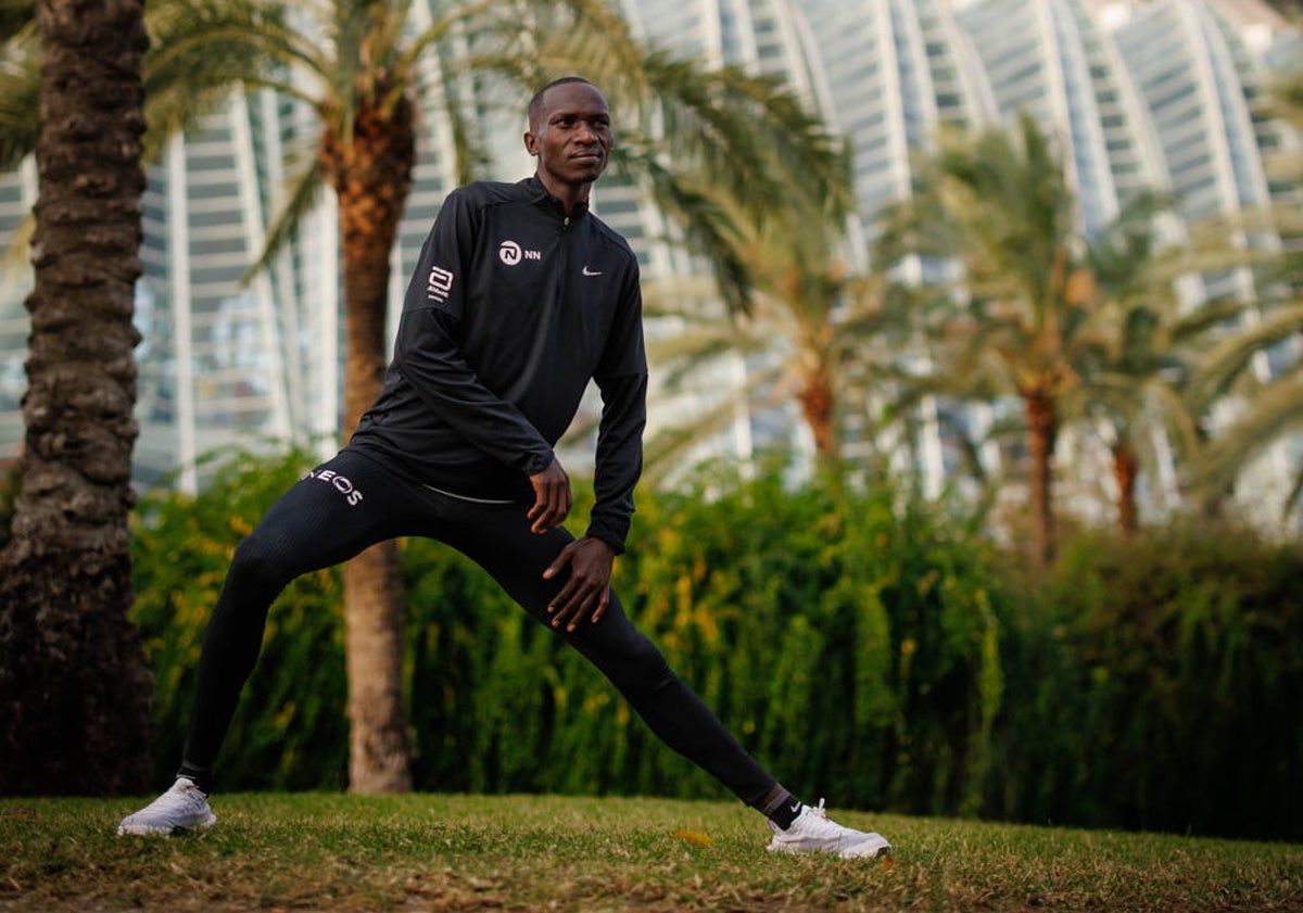 Imagen principal - Cheptegei ya llegó a Valencia y ha entrenado de cara a su estreno.