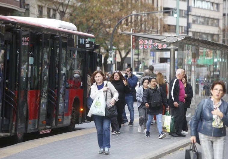 Decenas de pasajeros bajan de un autobús de la EMT en una parada del centro.