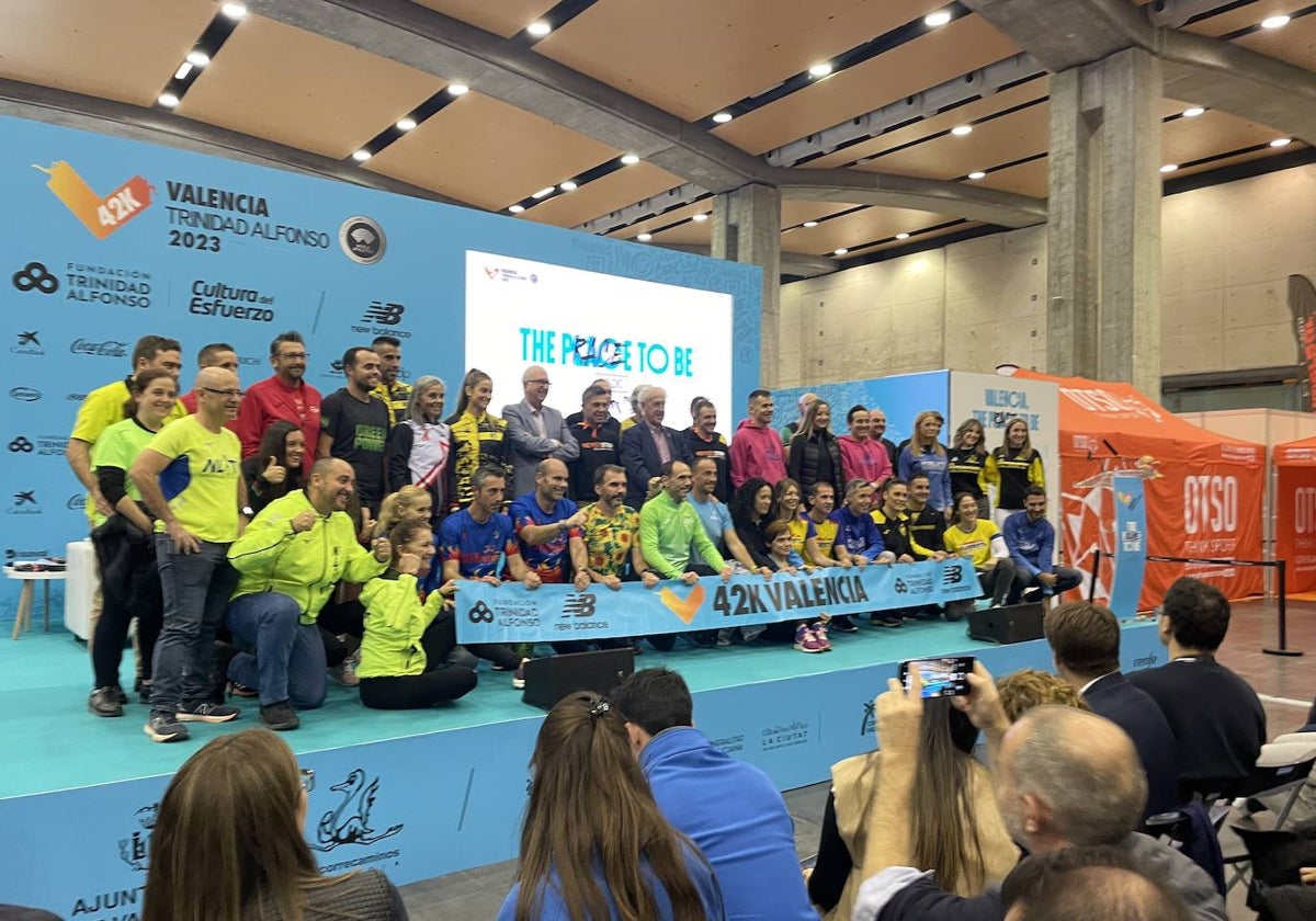 Clubes representativos de Valencia y su área metropolitana, en la foto de familia tras la presentación.