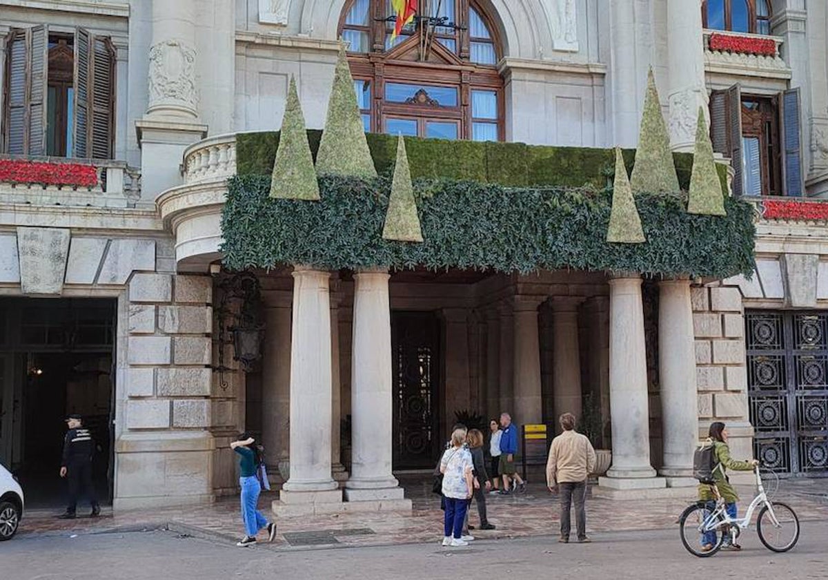 Decoración vegetal de la Escuela Valencia de Arte Floral, en el balcón del Ayuntamiento de Valencia.