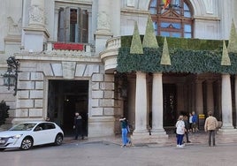 Decoración vegetal de la Escuela Valencia de Arte Floral, en el balcón del Ayuntamiento de Valencia.