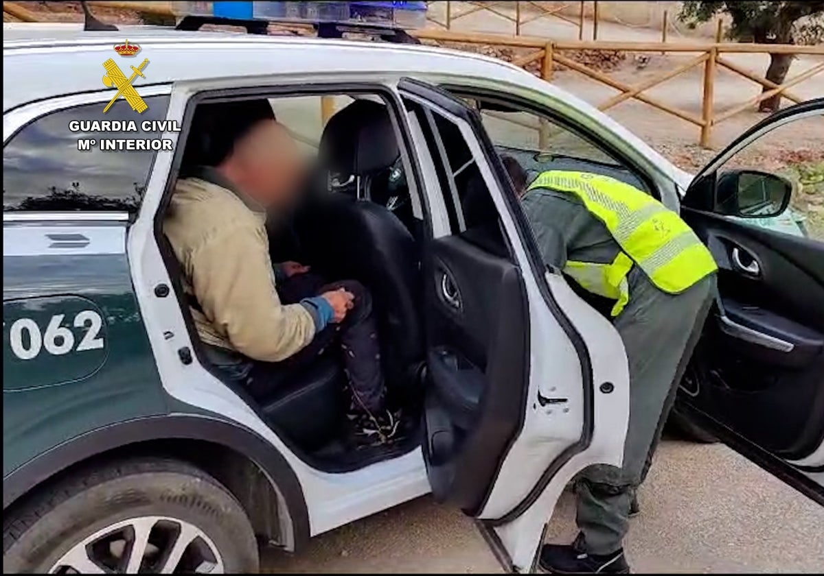 El hombre rescatado por los agentes de la Guardia Civil.