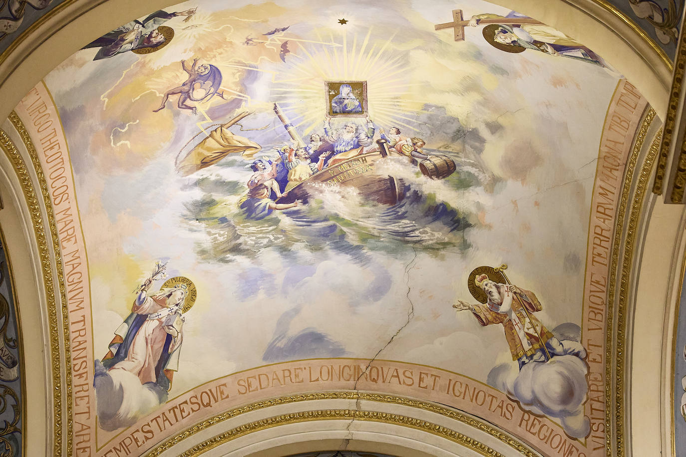 Grietas, humedades y desconchados amenazan la iglesia del Temple de Valencia