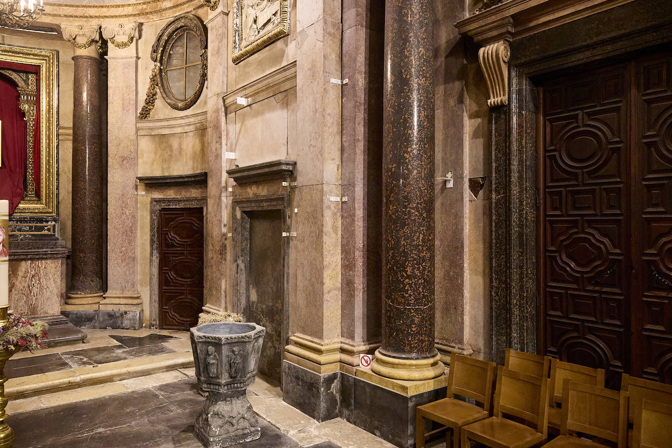 Grietas, humedades y desconchados amenazan la iglesia del Temple de Valencia