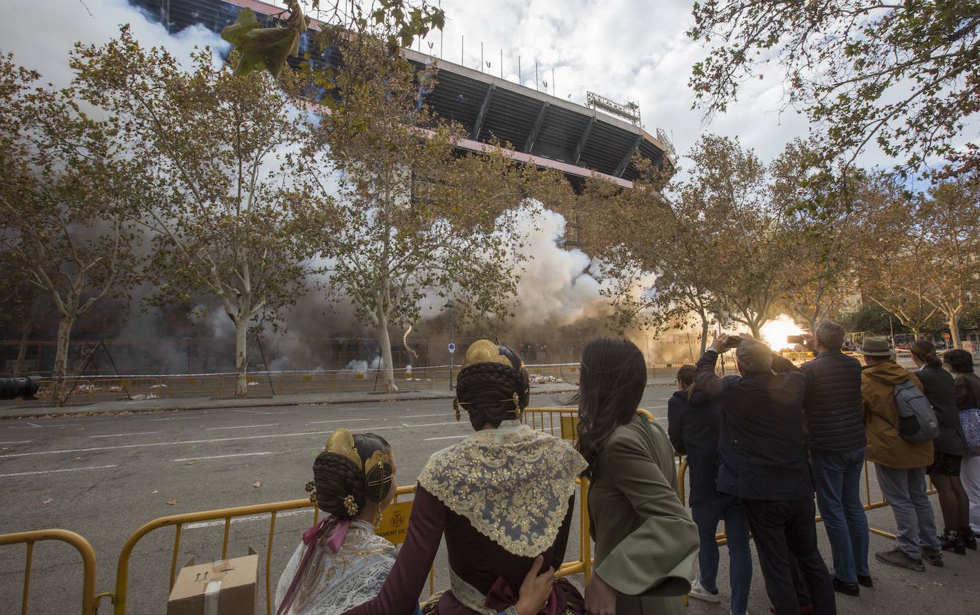 Valencia dispara una mascletà extraordinaria junto a Mestalla