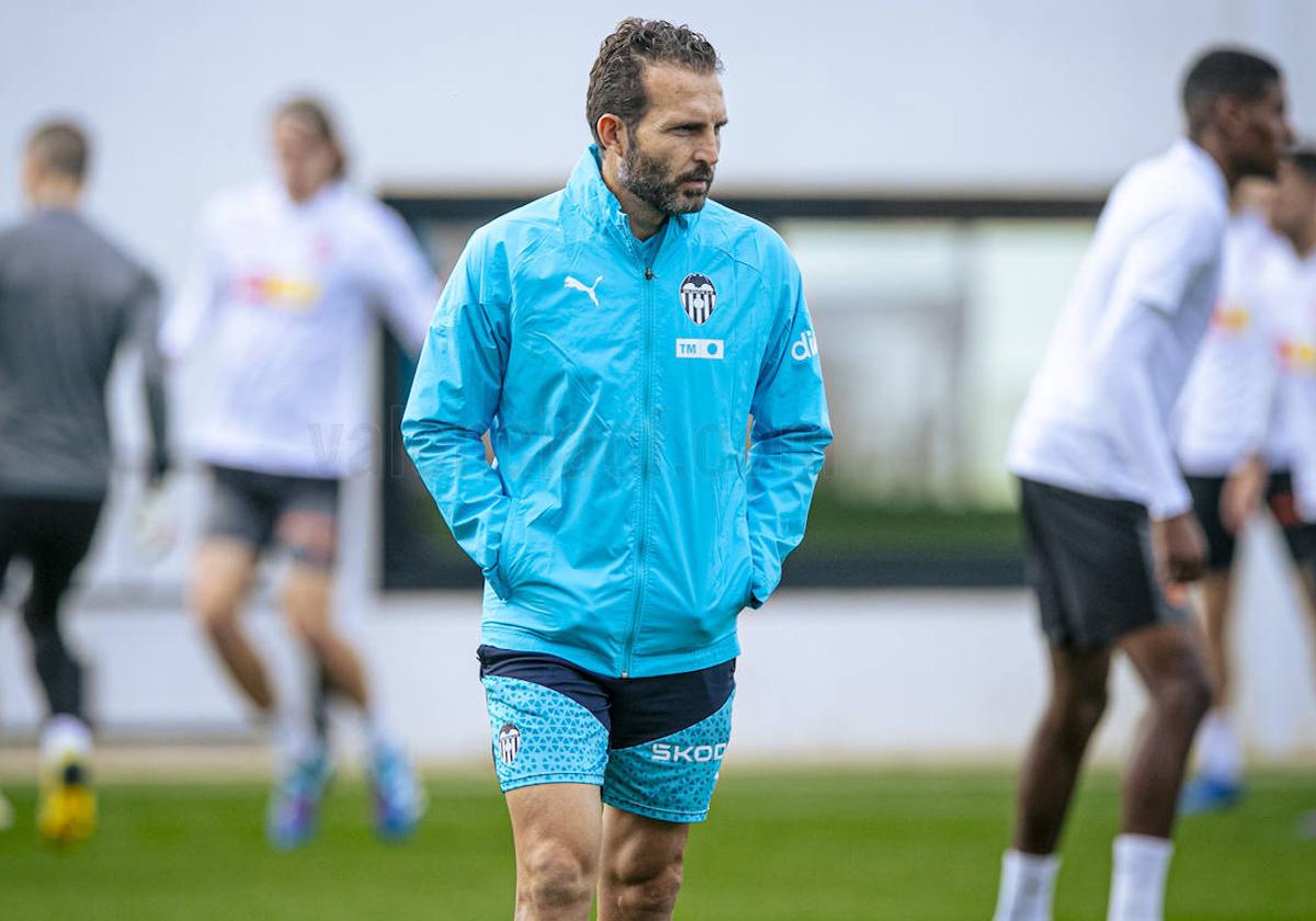 Rubén Baraja, durante un entrenamiento del Valencia en la Ciudad Deportiva de Paterna.