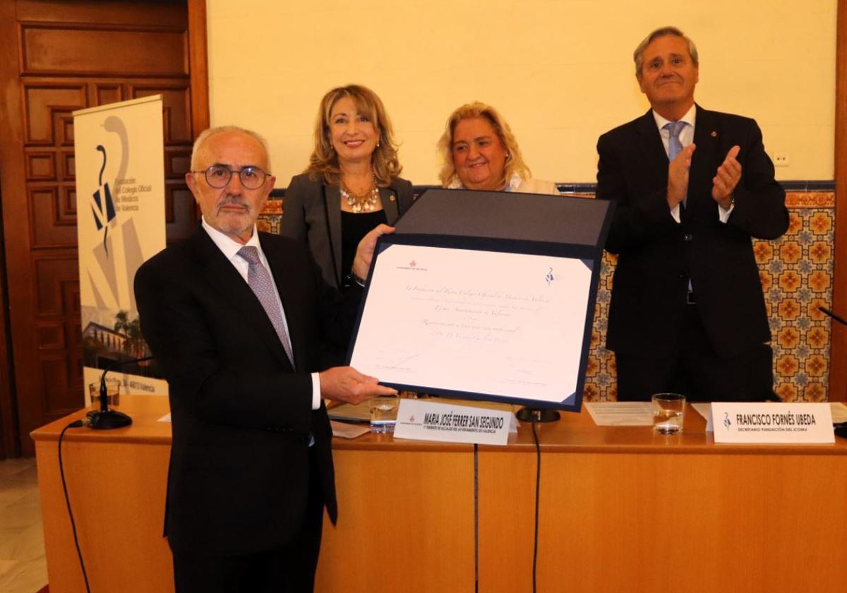 Vicente Guillem recibe el premio.