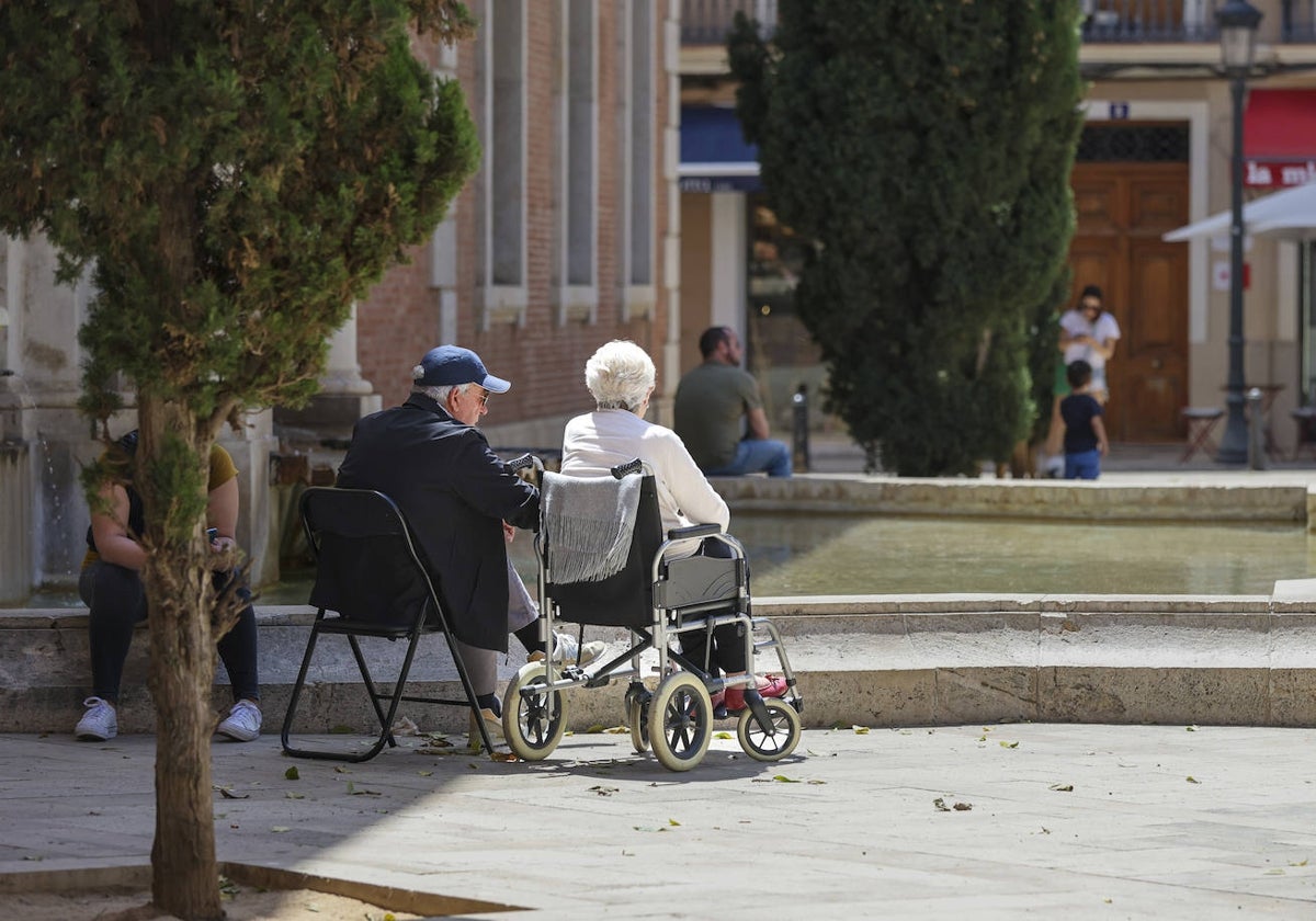 Dos pensionistas en la ciudad de Valencia.