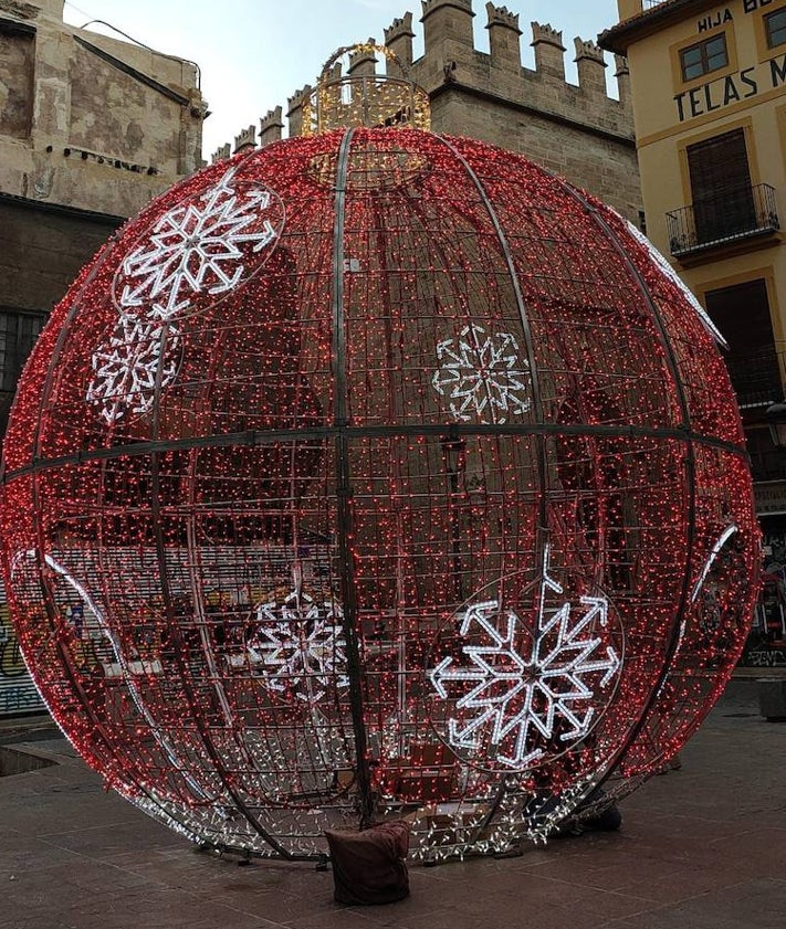 Imagen secundaria 2 - Belén y árbol de la plaza de la Reina y bola de la plaza Doctor Collado.