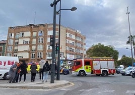 Una ambulancia, una coche de la Policía y un camión de los bomberos en el lugar del accidente.