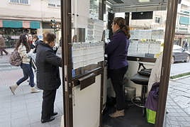 Una compradora en un quiosco de la ONCE, en una imagen de archivo.