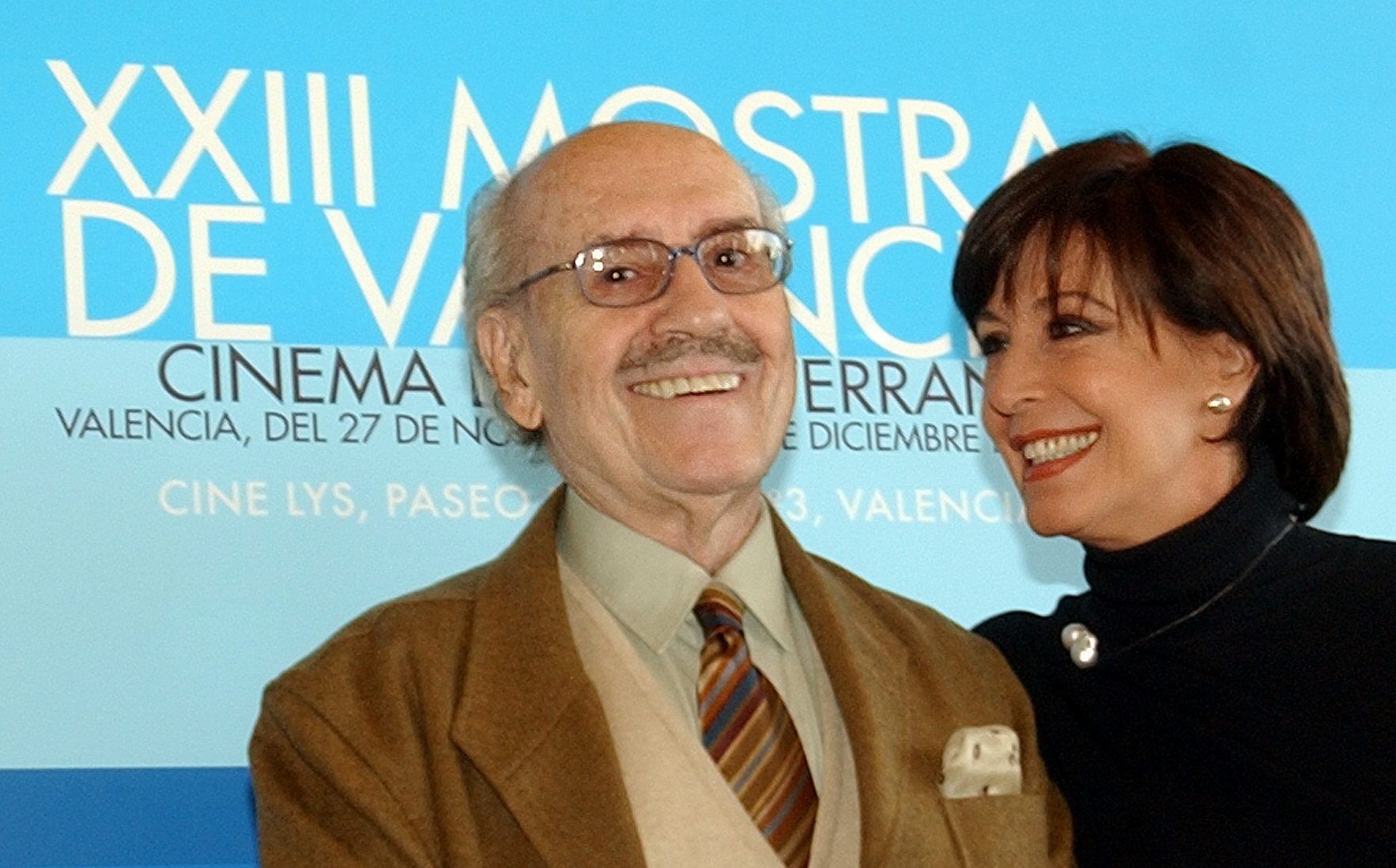 El actor Jose Luis López Vázquez y la actriz Concha Velasco, durante la presentación de la XXII edición de la Mostra de Cine del Mediterrani, en la que fueron homenajeados junto al director Bigas Luna. 