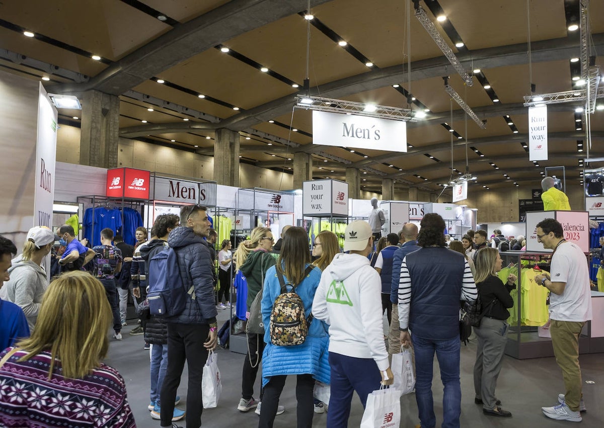 Imagen secundaria 1 - Pasarela azul con la cuenta atrás para la carrera, ExpoDeporte, y una de las imágenes del Maratón en 2022. 