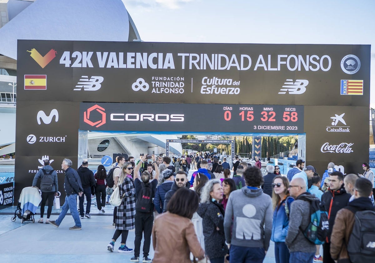 Imagen principal - Pasarela azul con la cuenta atrás para la carrera, ExpoDeporte, y una de las imágenes del Maratón en 2022. 