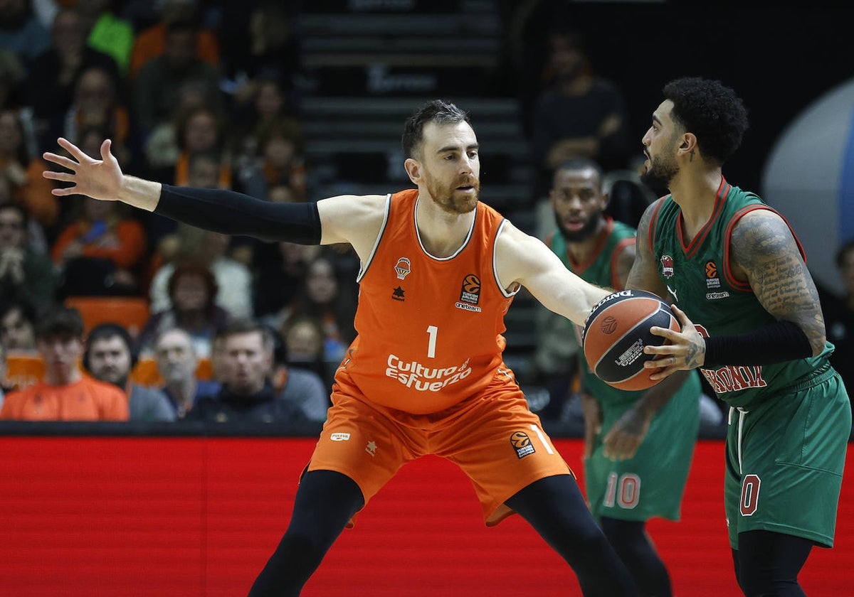 Claver defiende a Howard en un ataque del Baskonia.