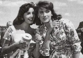 Concha Velasco, a la izquierda de la imagen, en 'Las chicas de la Cruz Roja'.