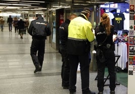 Varios policías en la estación de metros de Colón.