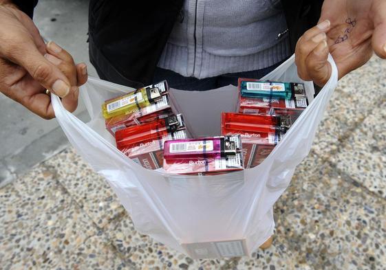 Un hombre compra tabaco, en una imagen de archivo.