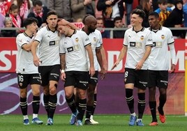 Paulista felicita a Hugo Duro tras el gol del madrileño al Girona.