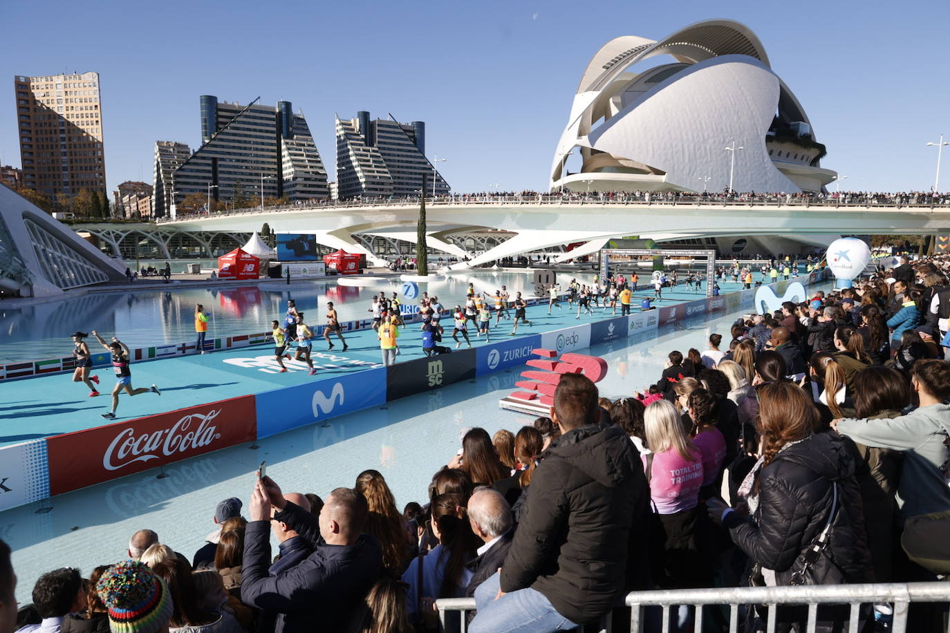 Así ha sido la llegada de los corredores a la meta del Maratón de Valencia 2023