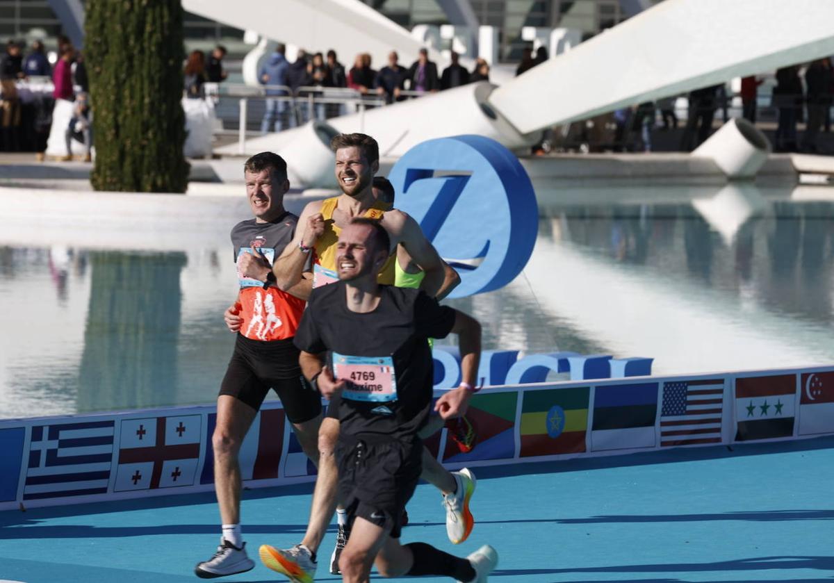 Así ha sido la llegada de los corredores a la meta del Maratón de Valencia 2023