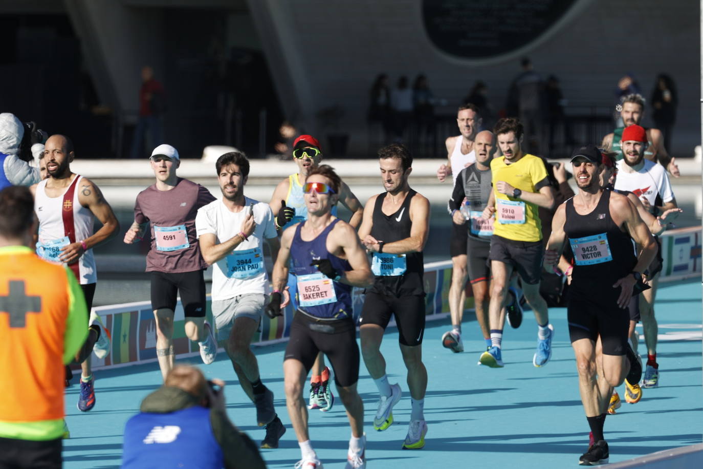 Así ha sido la llegada de los corredores a la meta del Maratón de Valencia 2023