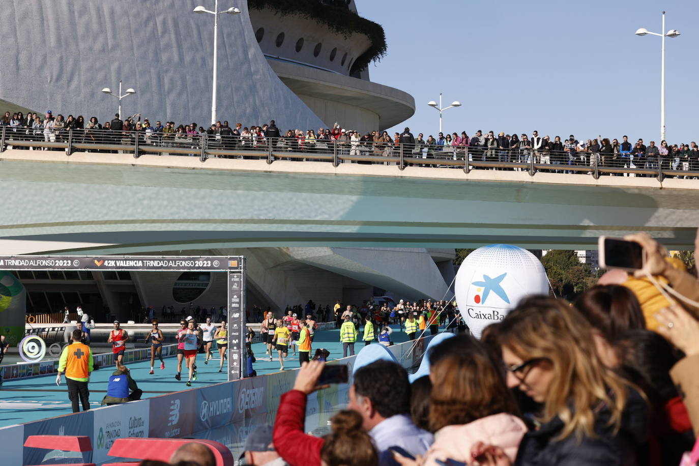 Así ha sido la llegada de los corredores a la meta del Maratón de Valencia 2023