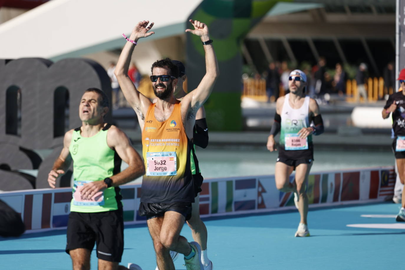 Así ha sido la llegada de los corredores a la meta del Maratón de Valencia 2023