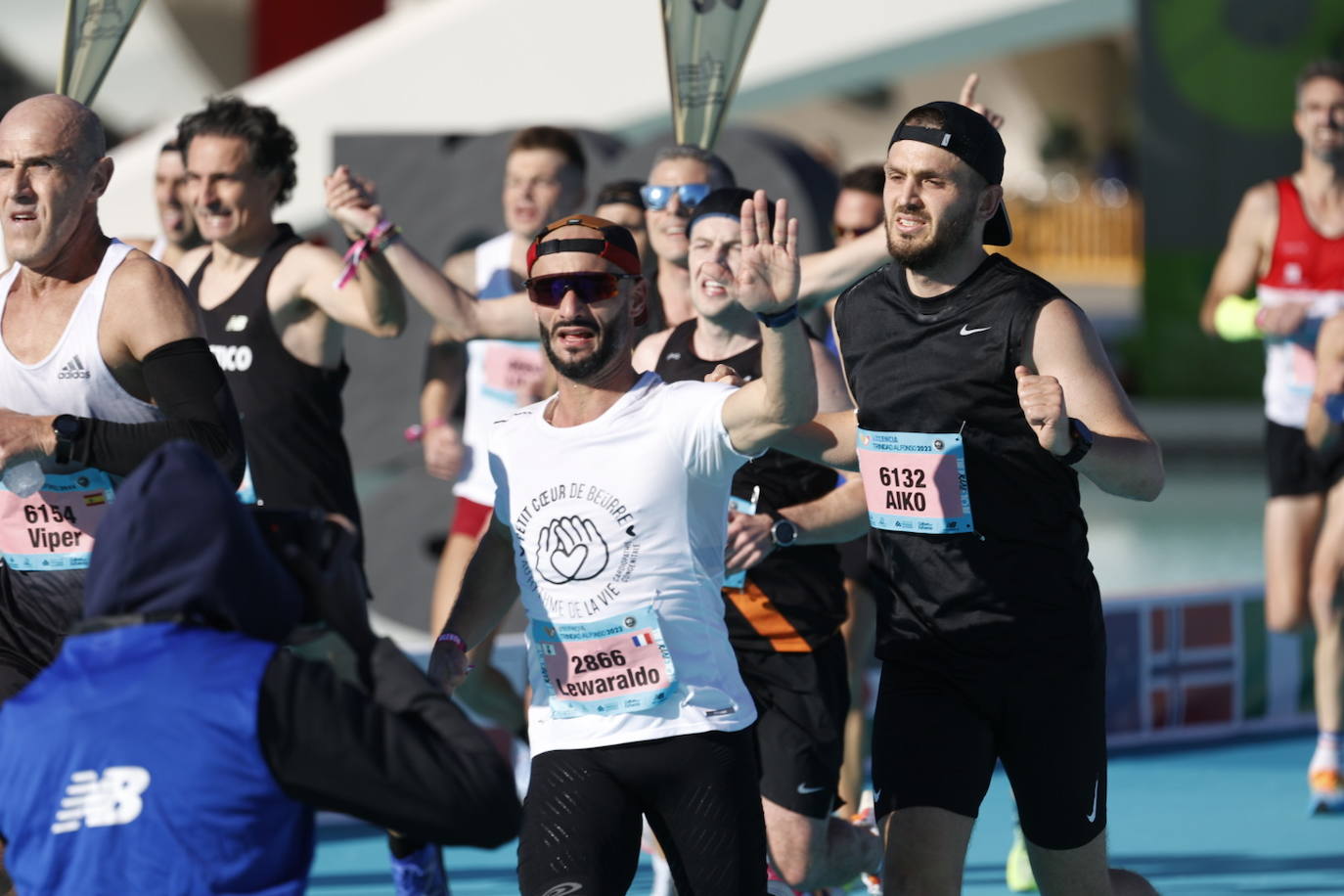 Así ha sido la llegada de los corredores a la meta del Maratón de Valencia 2023