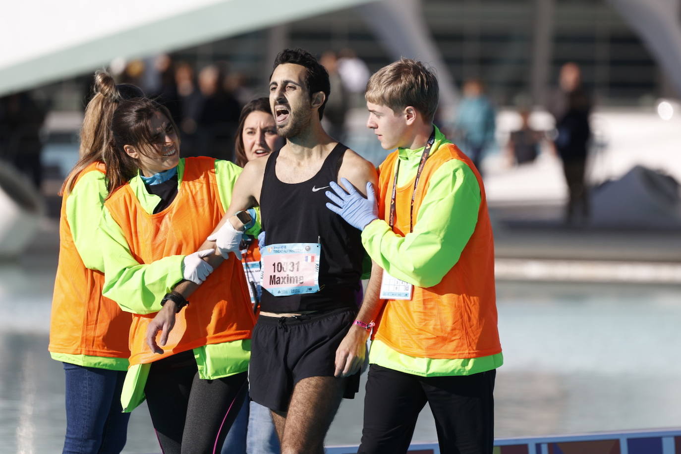 Así ha sido la llegada de los corredores a la meta del Maratón de Valencia 2023