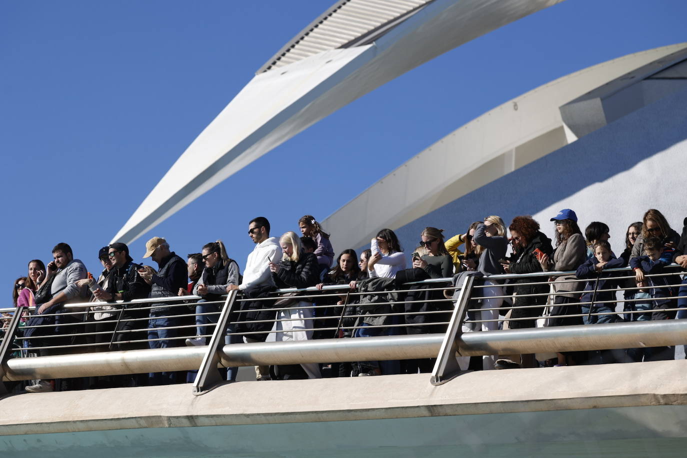 Así ha sido la llegada de los corredores a la meta del Maratón de Valencia 2023