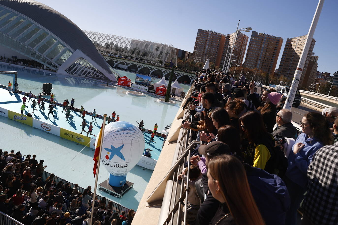 Así ha sido la llegada de los corredores a la meta del Maratón de Valencia 2023