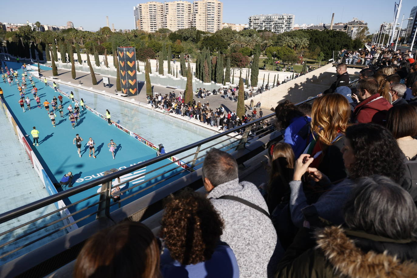 Así ha sido la llegada de los corredores a la meta del Maratón de Valencia 2023