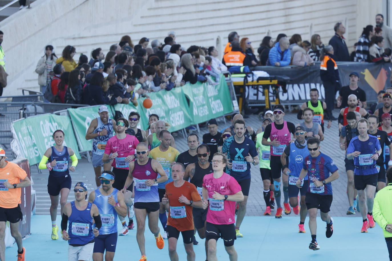 Así ha sido la llegada de los corredores a la meta del Maratón de Valencia 2023