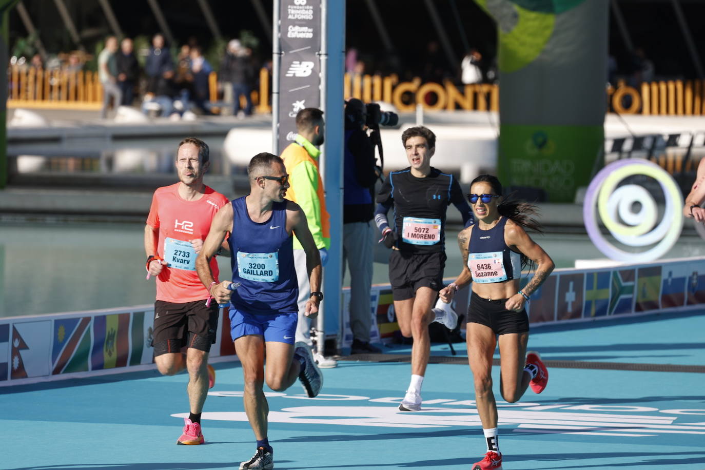 Así ha sido la llegada de los corredores a la meta del Maratón de Valencia 2023