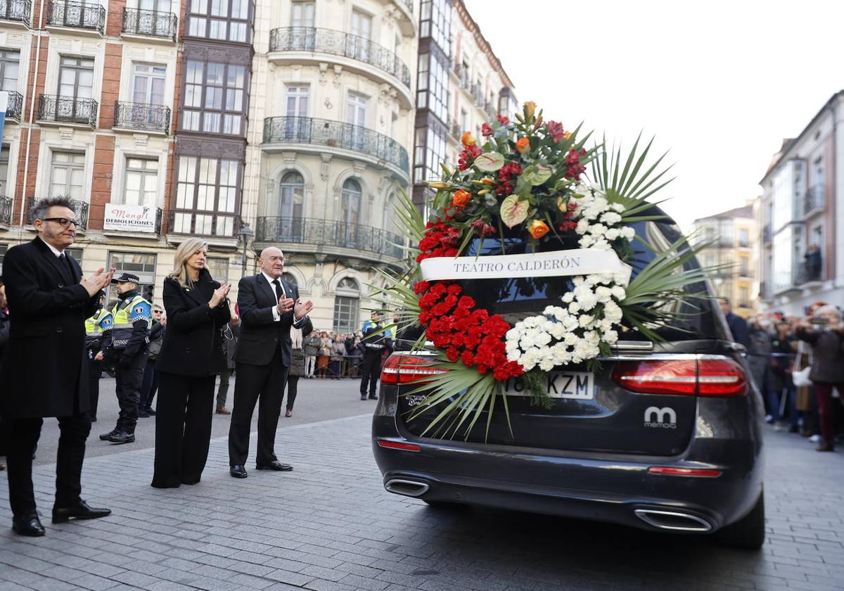 El coche fúnebre llega con los restos mortales de Concha Velasco, este domingo, al Teatro Calderón.