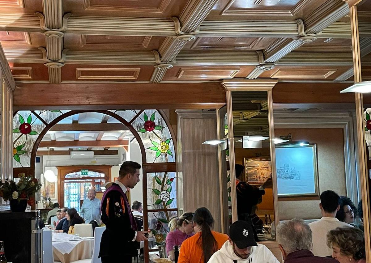 Imagen secundaria 1 - Antonio Alfonso, dueño de El Forcat, y la tuna universitaria en el último día del restaurante.