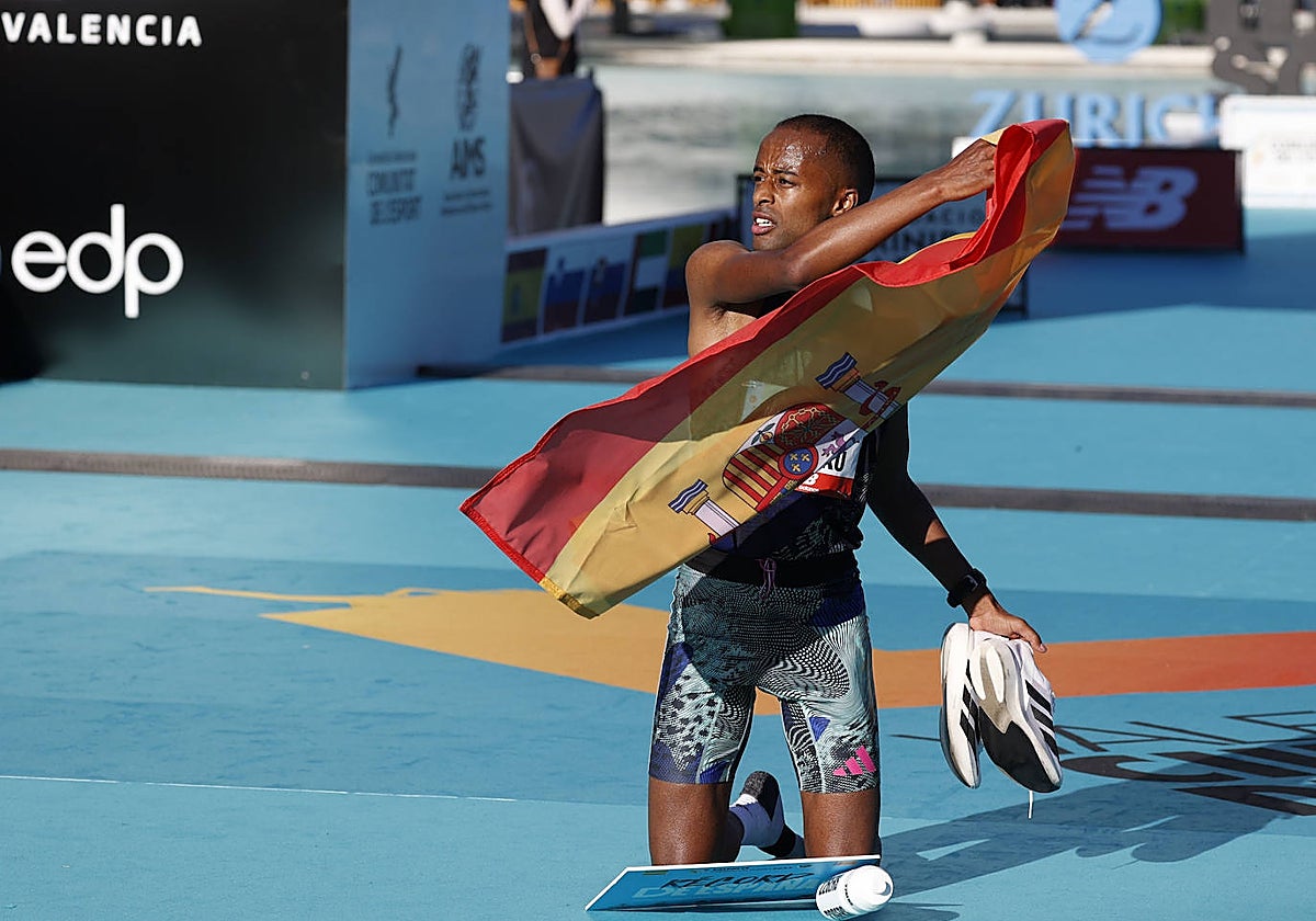 Tariku Novales, feliz tras convertirse en el español más rápido en correr un maratón.