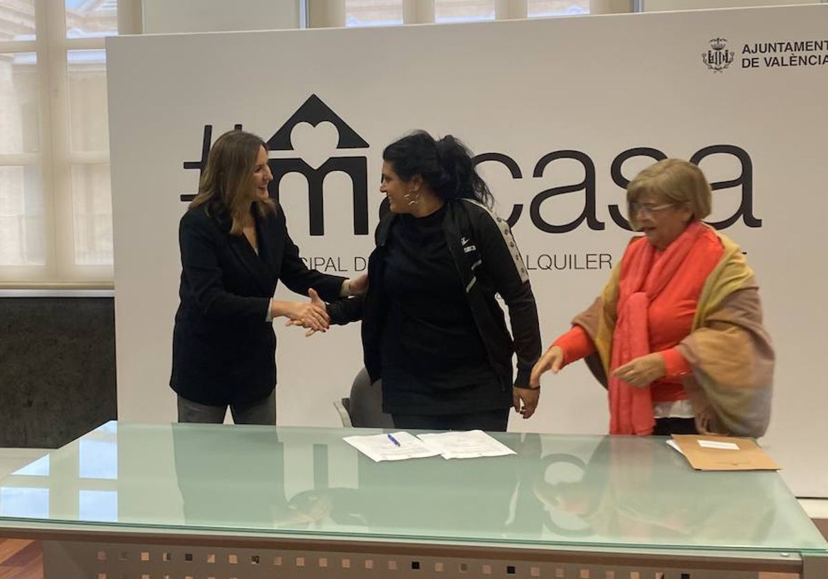 La alcaldesa de Valencia, María José Catalá, en la firma de contrato con los nuevos inquilinos, en Tabacalera.