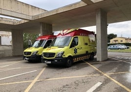 Ambulancias en la zona de entrada a Urgencias del Hospital de Dénia.