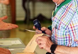 Una persona ejerce su derecho a voto en una imagen de archivo.