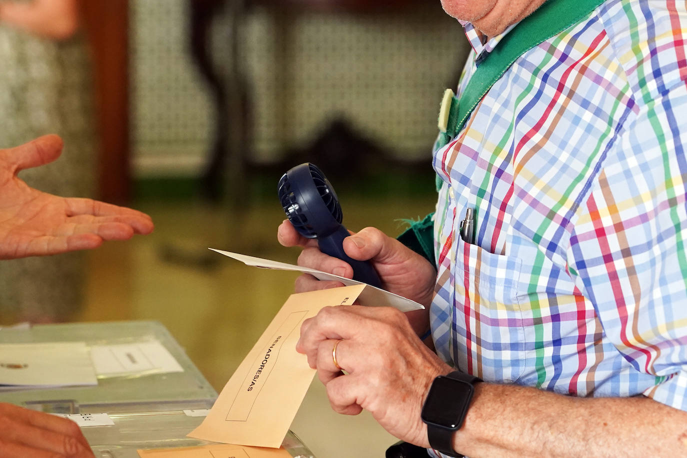 Una persona ejerce su derecho a voto en una imagen de archivo.