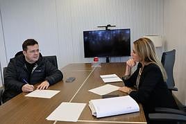 Reunión entre el alcalde y la directora de Justicia.